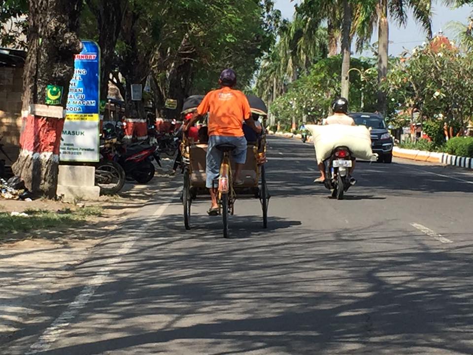 Het laatste stukje met de becak (spreekuit: betjak). Om ons allemaal (Mark, Ilse, Joanne en Tim) te kunnen vervoeren, moesten we twee becaks huren.

Zus Ratna had een totaalprijs van 30.000 IDR (15.000 IDR, wat gelijk is aan 95 eurocent per becakrijder) bedongen. Daarmee gingen wij akkoord, maar van de busstop naar Luwes bleek nog een heel stuk. We zaten wel een kwartier in de becak.

Tim voelde zich zo schuldig dat we uiteindelijk 20.000 IDR per becakrijder (1,30 euro) per becakrijder en drinken hebben betaald.